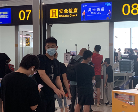 重庆机场开设4个男性专用安检通道。重庆机场供图